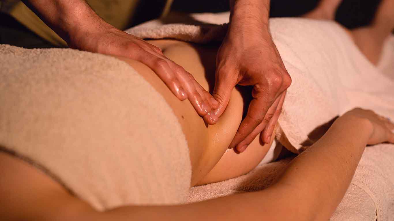 Tijdens lymfedrainage: het buikgebied wordt gemasseerd.